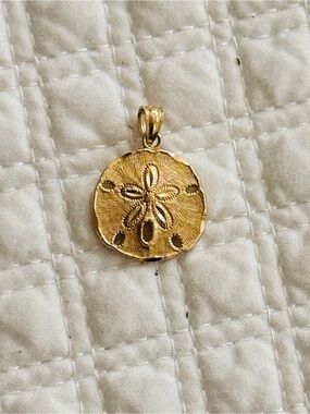 14K Solid yellow gold Hawaiian 16mm sand dollar charm pendant diamond cut